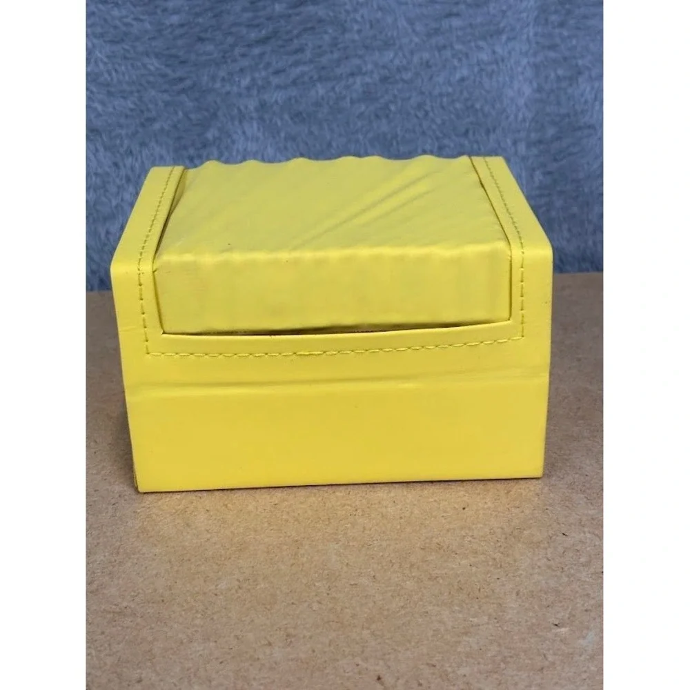 Invicta signature yellow